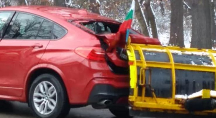 Куриозна катастрофа със скъп червен джип на столичен булевард СНИМКИ