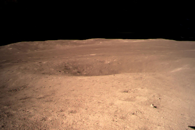 На СНИМКИ от обратната страна на Луната бяха открити сгради и машини