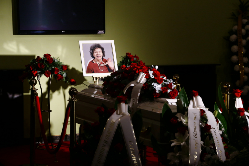 Поклонение: Прощаваме се с Кралицата на комедията Стоянка Мутафова в затворен ковчег СНИМКИ
