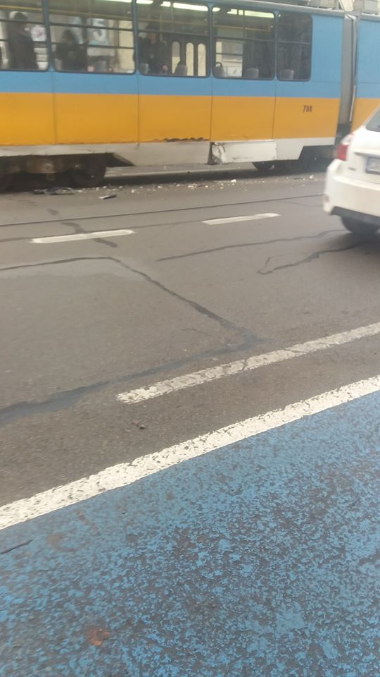 Поредна катастрофа с трамвай на пъпа на София СНИМКИ