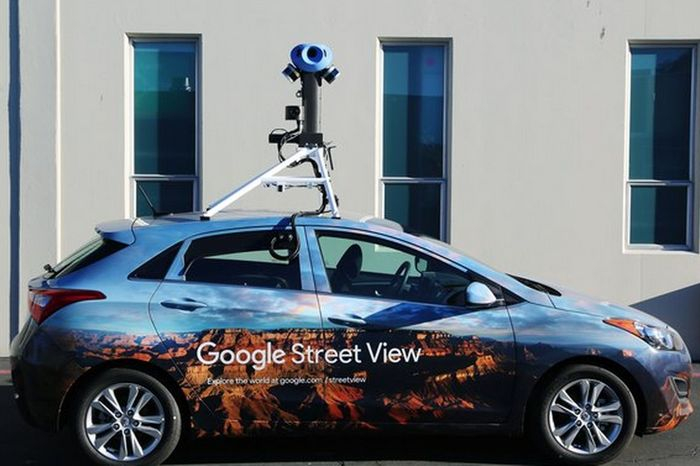 Брадат пришълец е запечатан в Google Street View СНИМКА
