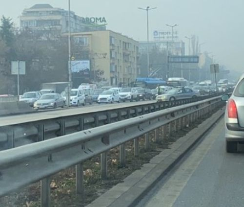 Извънредно! Тежка катастрофа при бензиностанция на бул. "Цариградско шосе", изтича газ СНИМКА
