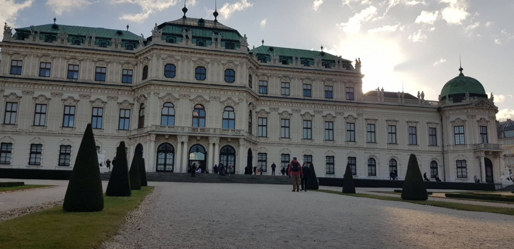 Пожарникар от България направи нещо невероятно в Двореца Белведере във Виена СНИМКИ