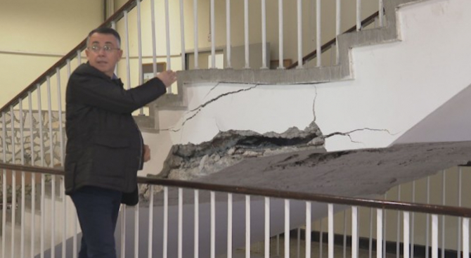 Кметът на Кърджали разкри на какво се дължи пропадането на стълбище в училище
