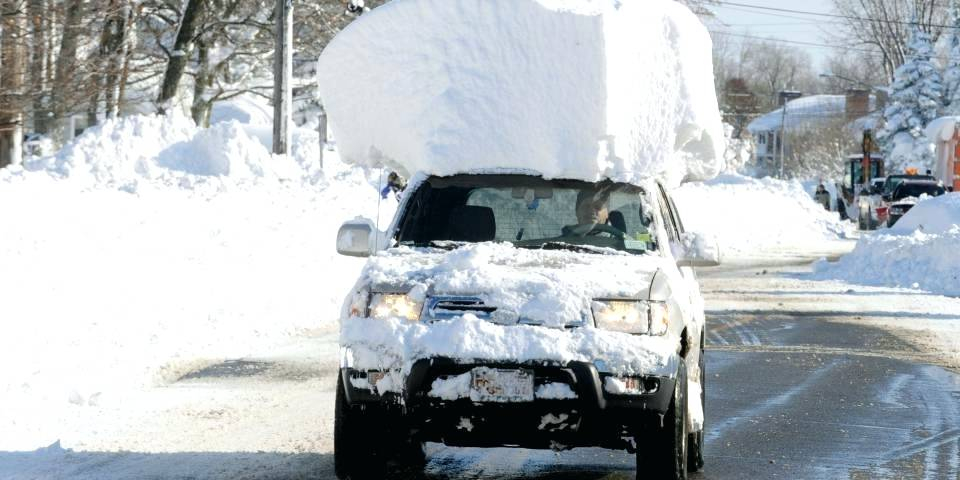 Мързи ви да чистите снега от покрива на колата? Имате 6 големи проблема