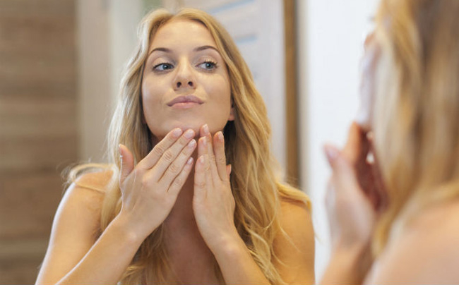 СНИМКИ преди и след показват какво ще се случи с лицето ви, ако не триете грима си