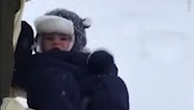 Татко хвърли бебчето си в снега на майтап, но последва кошмар ВИДЕО