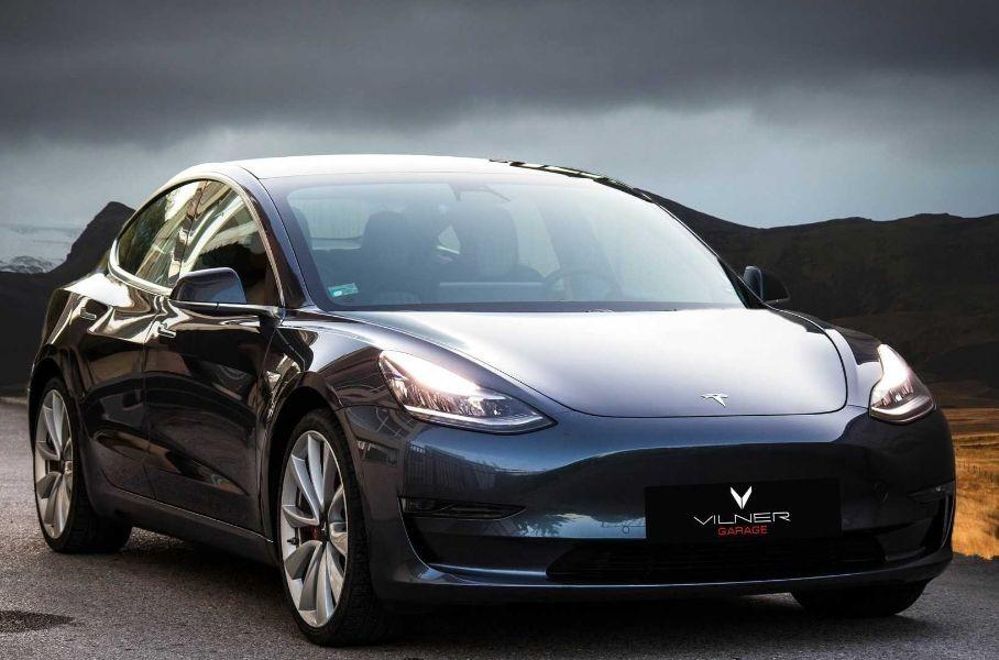 Българи преработиха Tesla Model 3, за да стане хит сред пенсионерите СНИМКИ