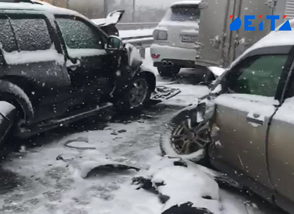 Пълно мазало! 48 коли катастрофираха в Русия ВИДЕО