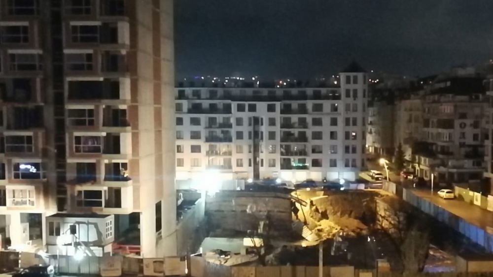 Дълбока пропаст зейна в София и погълна стълб, коли висят на ръба! СНИМКИ
