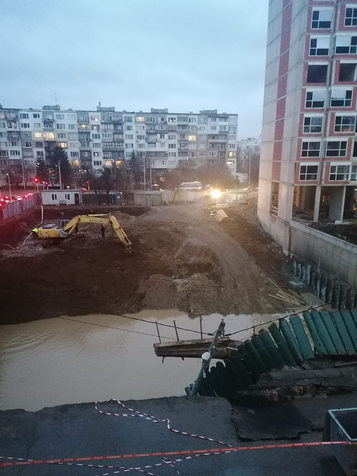 Дълбока пропаст зейна в София и погълна стълб, коли висят на ръба! СНИМКИ