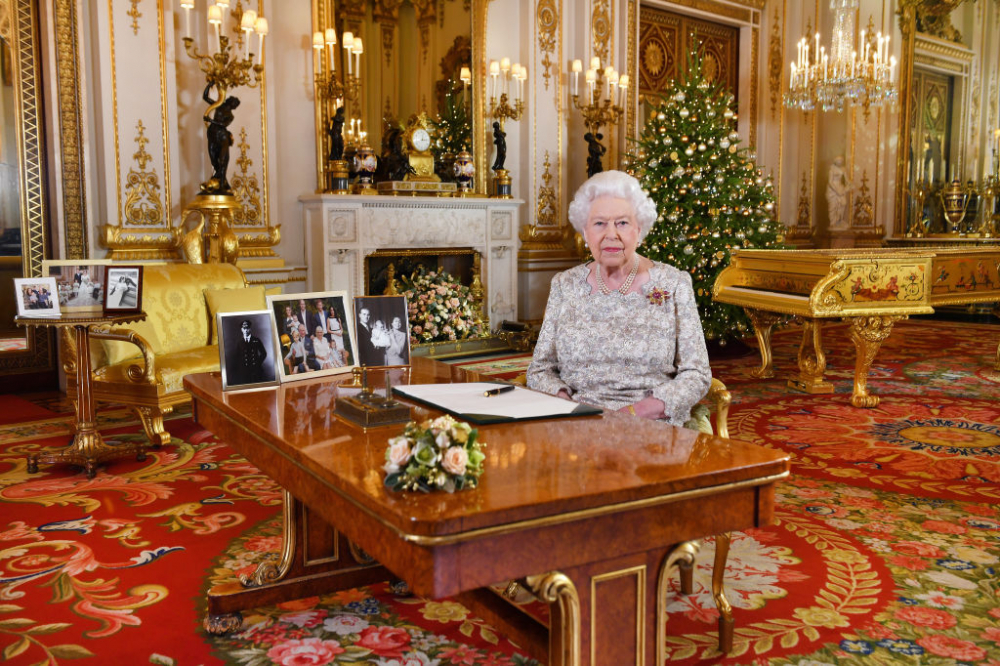 Разкриха каква огромна сума харчи английската кралица за подаръци и картички