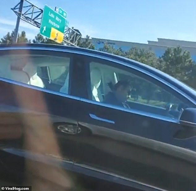 Това ли е бъдещето: Спипаха шофьор на Тесла да спи, а колата да фучи по магистрала ВИДЕО