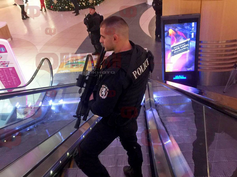 Екшън в Бургас: Тежко въоръжени полицаи нахлуха в местен мол СНИМКИ