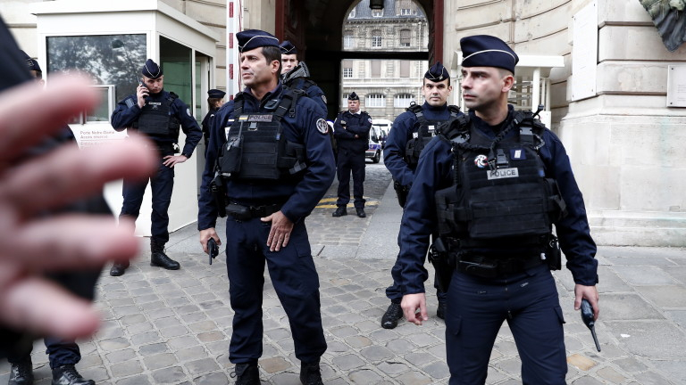 Психично болен нападна полицаи в Париж, застреляха го