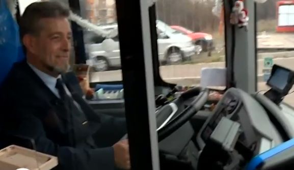 Шофьор на автобус в столицата не спира да изумява пътниците ВИДЕО 