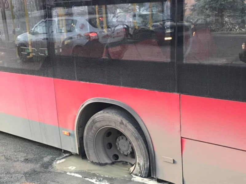 Безумен инцидент с автобус от градския транспорт СНИМКИ 