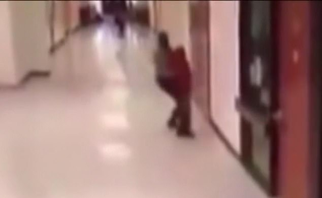 Охранител изверг два пъти удари ученик в пода ВИДЕО