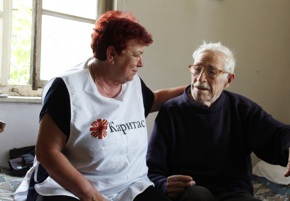 „Каритас“ и Райфайзенбанк помагат за по-достойни старини на стотици българи