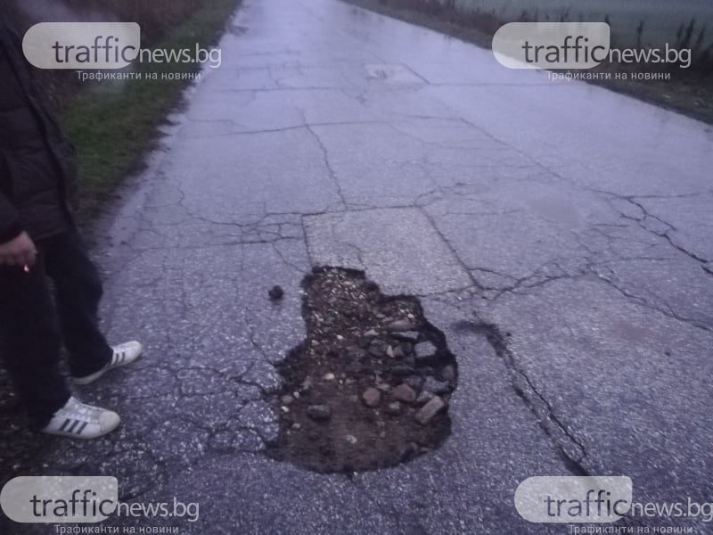 Това ли е най-нелепият инцидент: Кола пропадна в огромна дупка в Пловдив и... СНИМКИ