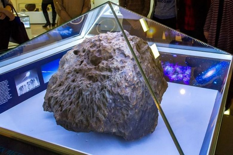 Шок: Фрагмент на Челябинския метеорит сам повдигна купола, с който е захлупен ВИДЕО