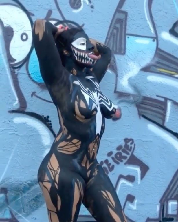 Гола моделка с огромен език се превърна в чудовище на Marvel ВИДЕО 18+
