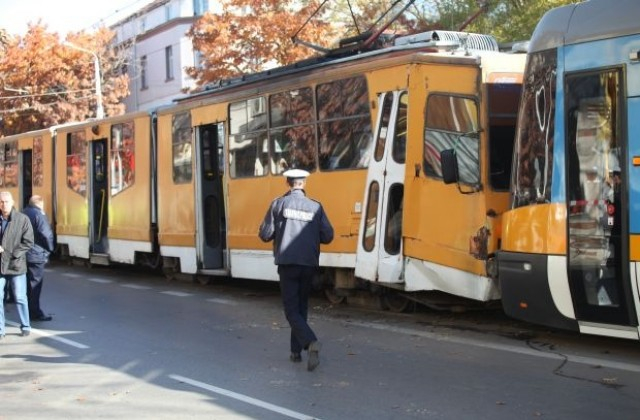 Сигнал до БЛИЦ: Страшно меле с трамвай и кола в центъра на София
