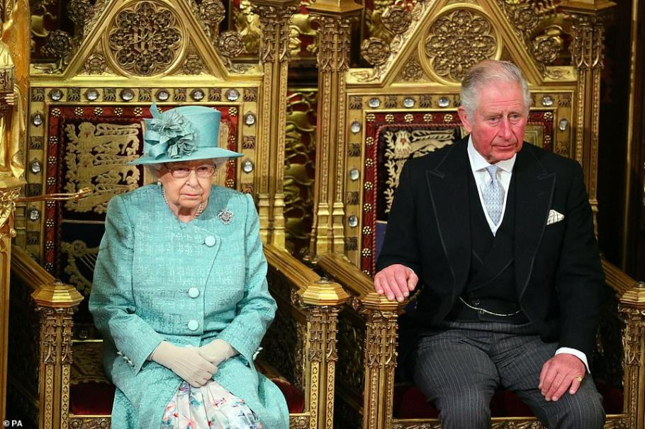 Само двама души могат да звънят на Елизабет II, но това не са внуците и децата ѝ