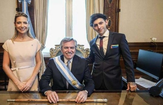 Синът на аржентинския президент е "драг кралица", а баща му е горд от това СНИМКИ 18+