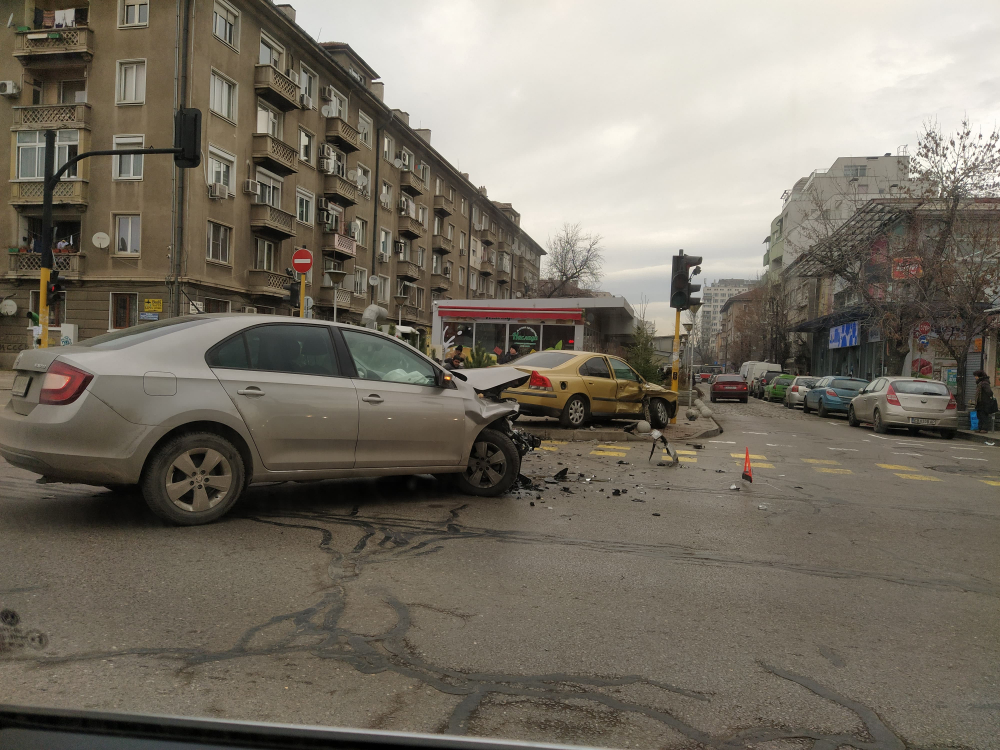 Извънредно: Катастрофа блокира ключови булеварди в София СНИМКИ 