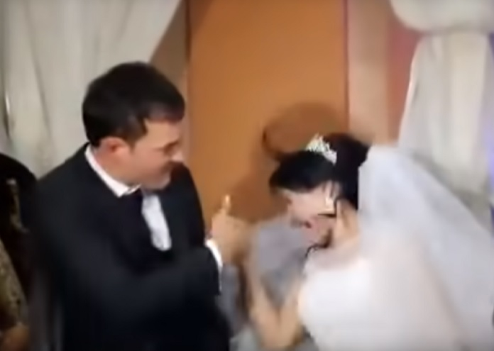 Грозно: Младоженец наби булката пред олтара ВИДЕО