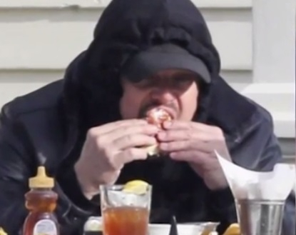Култови кадри с Ди Каприо, ядящ бургер, взривиха мрежата ВИДЕО