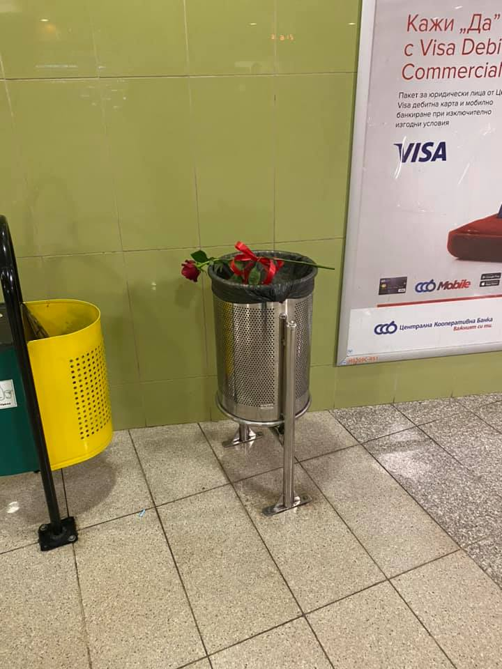 Тъжна гледка в метрото: Къде е любовта по Коледа? СНИМКА