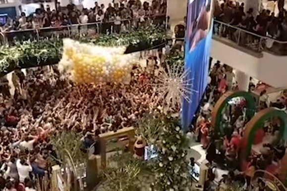 Безумие: Десетки смачкани в тълпа при раздаване на безплатни подаръци ВИДЕО 