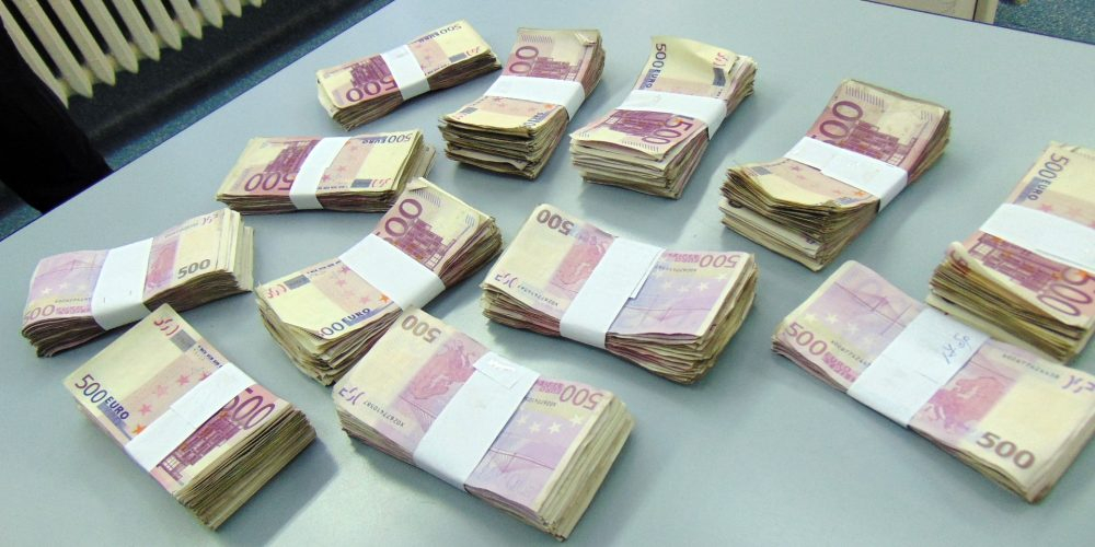 Намериха 4.2 милиона евро, заровени в автокъща в Кавала