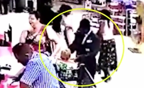 Скандално ВИДЕО: Чернокож отвлече бяло бебе зад гърба на баба му