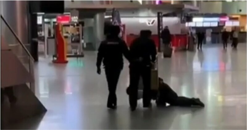Полицаи изведоха пиян пътник от летище на... количка за багаж ВИДЕО 