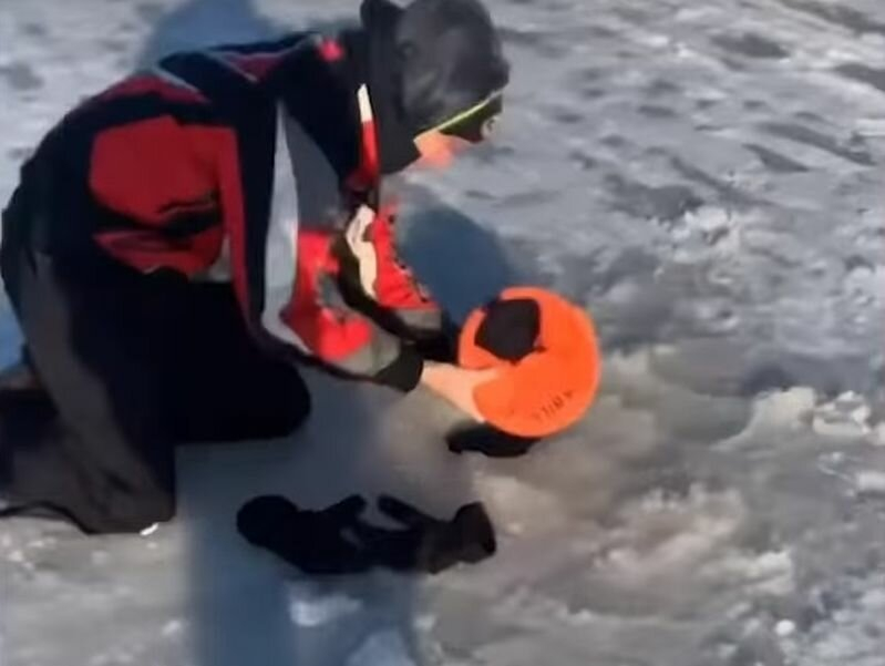 Млад рибар хвърли стръв за щука в замръзнал водоем, а извади... ВИДЕО 