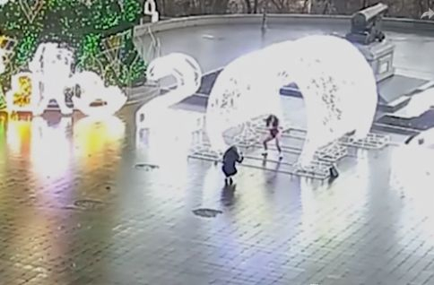 Полугола Снежанка взриви мрежата с туърка си на площада ВИДЕО 