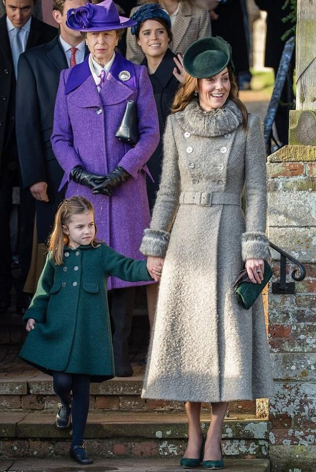 Принцеса Шарлот покори целия свят с първия си реверанс към Елизабет II ВИДЕО 