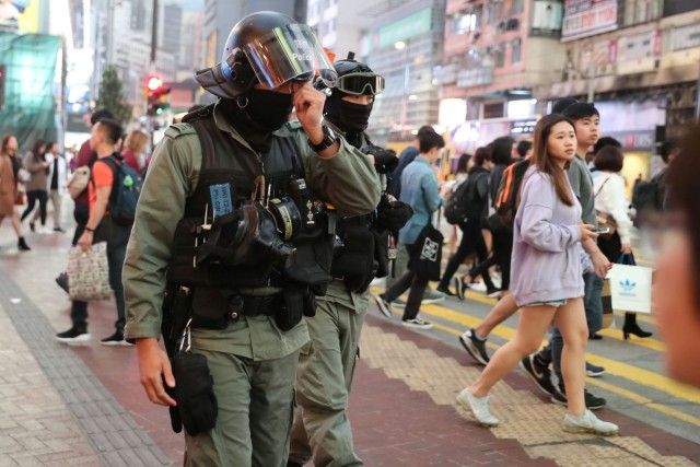 Сблъсъци между полиция и демонстранти в молове в Хонконг СНИМКИ