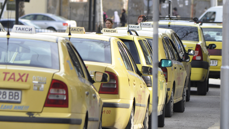 Спомени от соца: СНИМКА показва как изглеждаха такситата в София преди 50 години