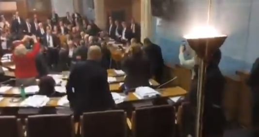 Депутати се биха в парламента на Черна гора ВИДЕО