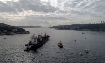 Извънредна ситуация на Босфора: Кораб след удар блокира пролива, стана страшно ВИДЕО