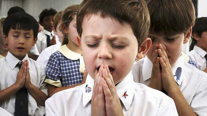 Родители в шок! Ученици накарани да се молят по ислямски начин, общината хвали учителя