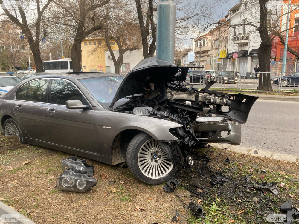 БЛИЦ TV: Не е завярване какво се случи с шофьора на това БМВ, размазано в стълб в Пловдив