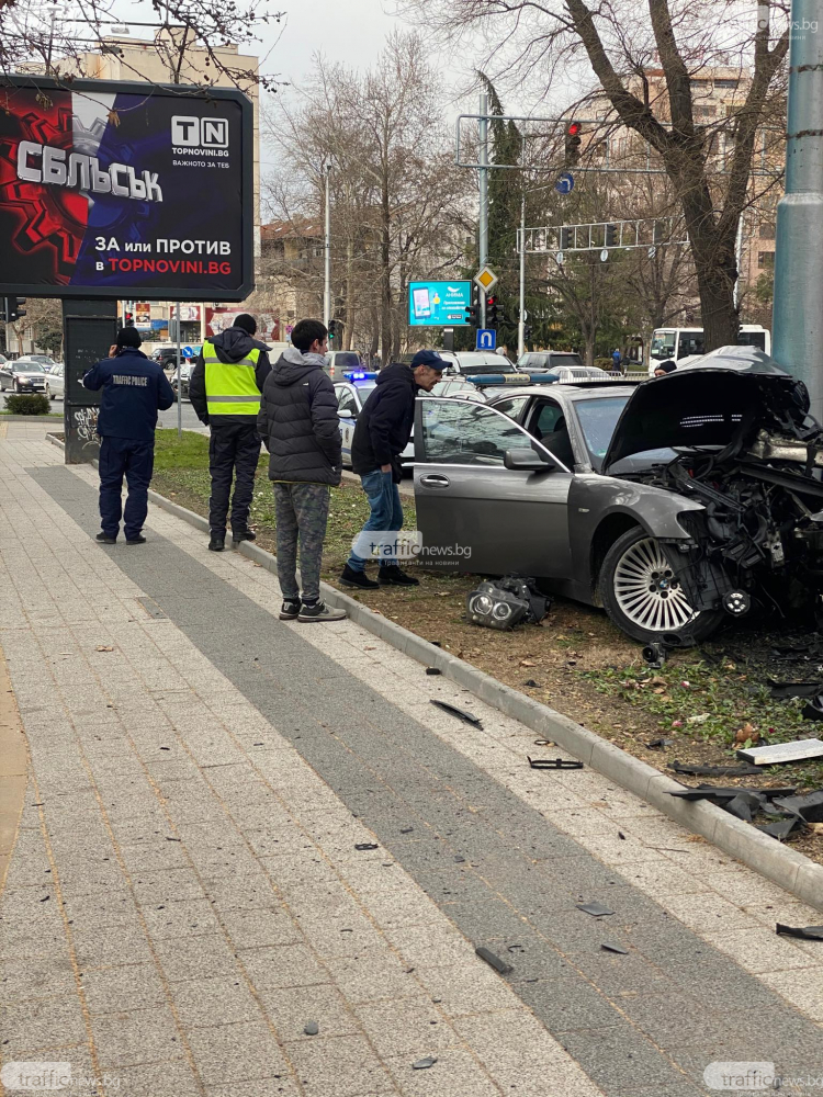 БЛИЦ TV: Не е завярване какво се случи с шофьора на това БМВ, размазано в стълб в Пловдив