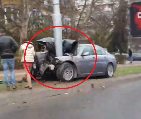 БЛИЦ TV: Не е завярване какво се случи с шофьора на това БМВ, размазано в стълб в Пловдив