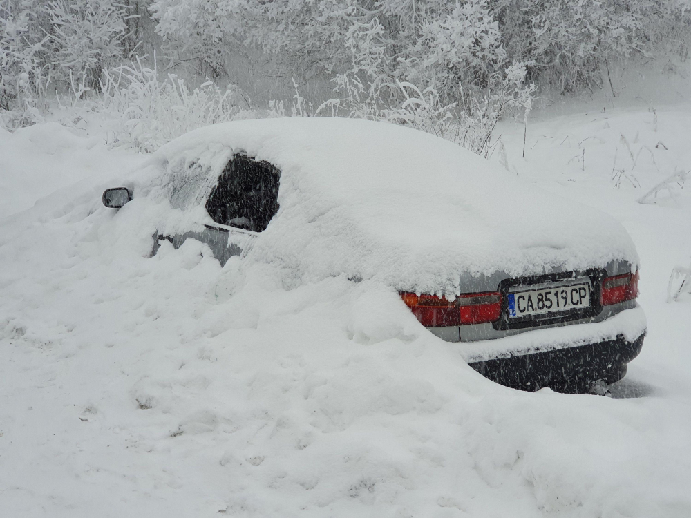 "Метео Балканс" бие тревога: Страшен феномен до часове помита България, 70 см сняг на тези места