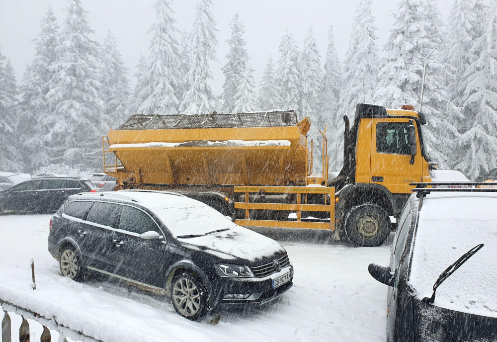 Внимание, шофьори: Снежна блокада и затворени пътища!